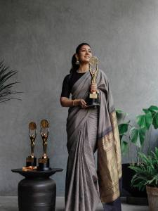 nayanthara-in-black-check-saree-with-black-blouse-photos