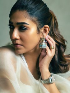 nayanthara-in-full-white-sleeveless-churidar-with-matching-jimikki-styling-ideas-photos-002