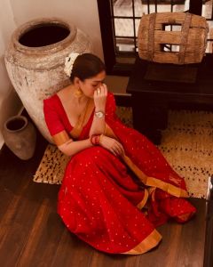 nayanthara-in-red-pattu-saree-with-heavy-ornaments-and-makeup-look-photos-012