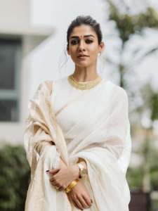 nayanthara-in-white-saree-with-jasmine-flower-look-pics-004