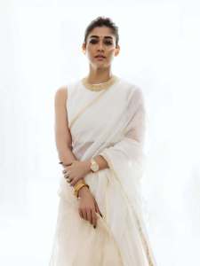 nayanthara-in-white-saree-with-jasmine-flower-look-pics-007