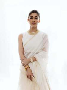 nayanthara-in-white-saree-with-jasmine-flower-look-pics-016