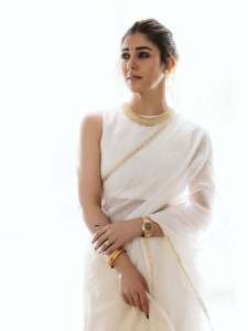 nayanthara-in-white-saree-with-jasmine-flower-look-pics-017