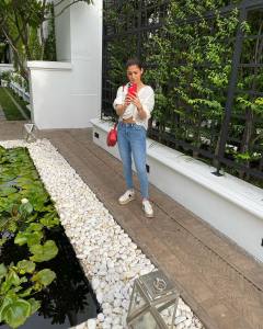 nayanthara-in-white-top-with-jeans-photo-latest-001