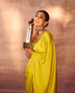 nayanthara-latest-photoshoot-in-Green-Crepe-saree-001
