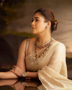 nayanthara-new-photos-in-golden-saree-002
