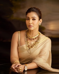 nayanthara-new-photos-in-golden-saree-003