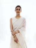 nayanthara-in-white-saree-with-jasmine-flower-look-pics-016