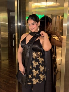 1_nayanthara-chakravarthy-in-black-outfit-photos-007