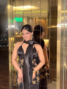 1_nayanthara-chakravarthy-in-black-outfit-photos-009