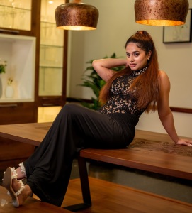 nayanthara-chakravarthy-in-black-outfit-photos-001