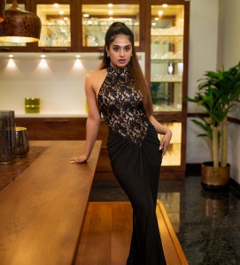 nayanthara-chakravarthy-in-black-outfit-photos-002