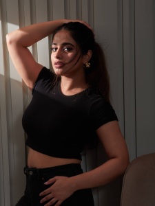 nayanthara-chakravarthy-in-jeans-with-crop-top-styling-photos-004