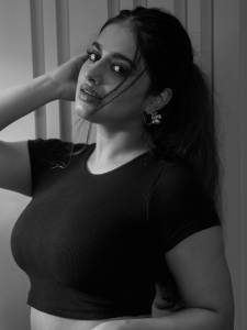 nayanthara-chakravarthy-in-jeans-with-crop-top-styling-photos-005