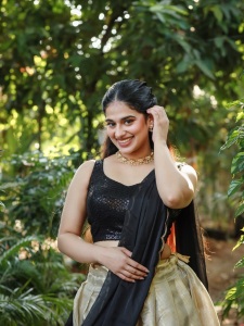 nayanthara-chakravarthy-in-onam-dhavani-style-photos-001