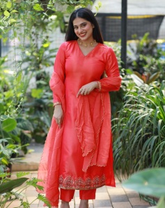 nayanthara-chakravarthy-in-red-churidar-for-party-photos-001