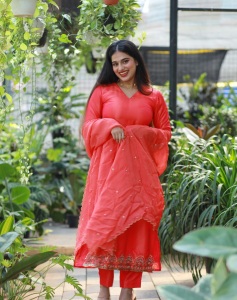 nayanthara-chakravarthy-in-red-churidar-for-party-photos-003