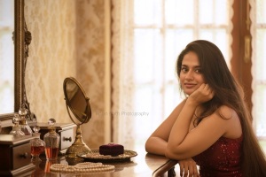 nayanthara-chakravarthy-in-red-sleeveless-top-design-photos-001