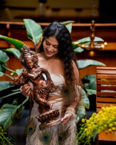 nayanthara-chakravarthy-in-vishu-special-dress-photos-001