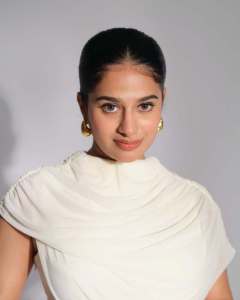 nayanthara-chakravarthy-in-white-short-gown-dress-photos-001