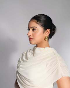 nayanthara-chakravarthy-in-white-short-gown-dress-photos-003