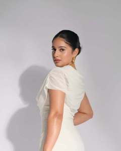 nayanthara-chakravarthy-in-white-short-gown-dress-photos-004
