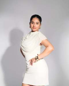 nayanthara-chakravarthy-in-white-short-gown-dress-photos-006