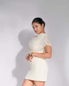 nayanthara-chakravarthy-in-white-short-gown-dress-photos-008