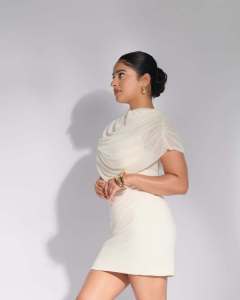 nayanthara-chakravarthy-in-white-short-gown-dress-photos-010