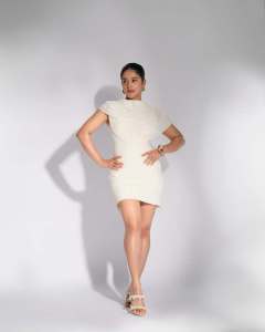nayanthara-chakravarthy-in-white-short-gown-dress-photos-011