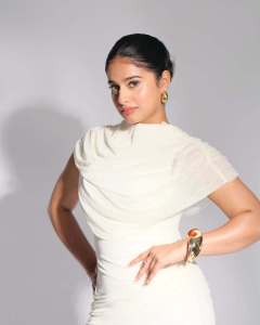 nayanthara-chakravarthy-in-white-short-gown-dress-photos