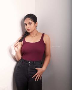 nayanthara-chakravarthy-new-photos-in-jeans-001