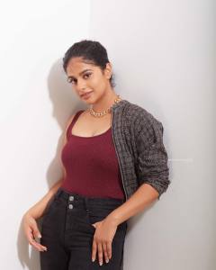 nayanthara-chakravarthy-new-photos-in-jeans-002