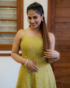 nayanthara-chakravarthy-sleeveless-dress-style-photos-001