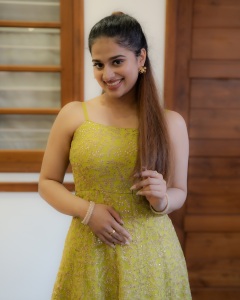 nayanthara-chakravarthy-sleeveless-dress-style-photos-002