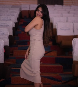 nayanthara-chakravarthy-sleeveless-dress-style-photos-004