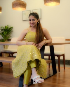 nayanthara-chakravarthy-sleeveless-dress-style-photos