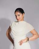 nayanthara-chakravarthy-in-white-short-gown-dress-photos-002