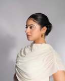 nayanthara-chakravarthy-in-white-short-gown-dress-photos-003