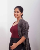 nayanthara-chakravarthy-new-photos-in-jeans-004