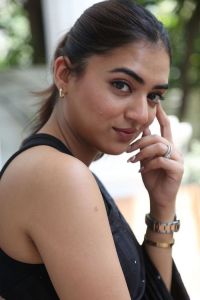 1_nazriya-nazim-latest-photos-in-black-colour-saree-002