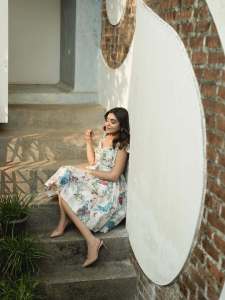 nazriya-fahad-in-white-printed-short-frock-latest-photos-010