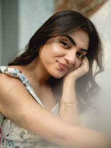 nazriya-fahad-in-white-printed-short-frock-latest-photos-013