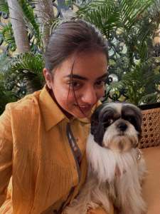 nazriya-nazim-cute-expression-with-her-pet-photo-002