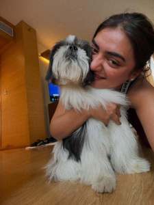 nazriya-nazim-cute-expression-with-her-pet-photo-003
