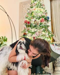 nazriya-nazim-with-her-pet-dog-002