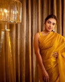 nazriya-fahad-new-photos-in-yellow-saree-photos-006