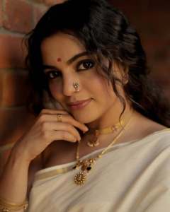 Nikhila-vimal-in-no-blouse-saree-look-photos-001