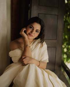 Nikhila-vimal-in-no-blouse-saree-look-photos-002