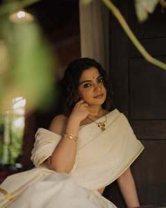 Nikhila-vimal-in-no-blouse-saree-look-photos-003